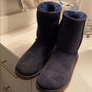 Women’s Ugg’s Classic Short II Boot Navy Blue